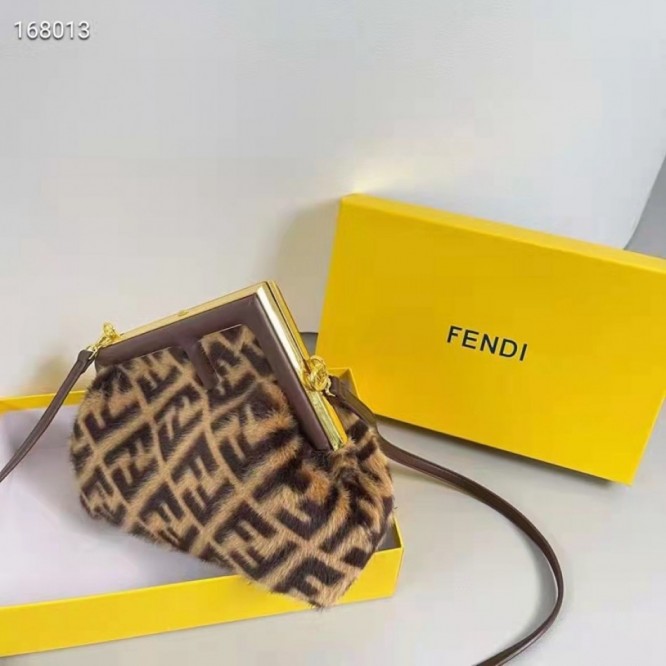 FENDI フェンディ 2021年最新なクラシックな ショルダーバッグ